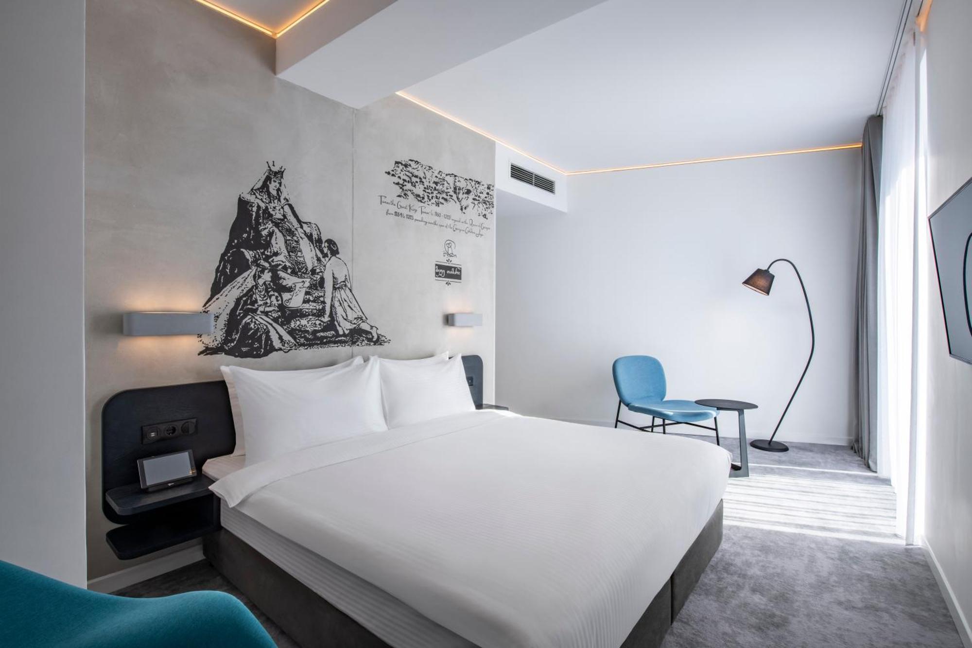 Golden Tulip Design Tbilisi Hotell Rom bilde